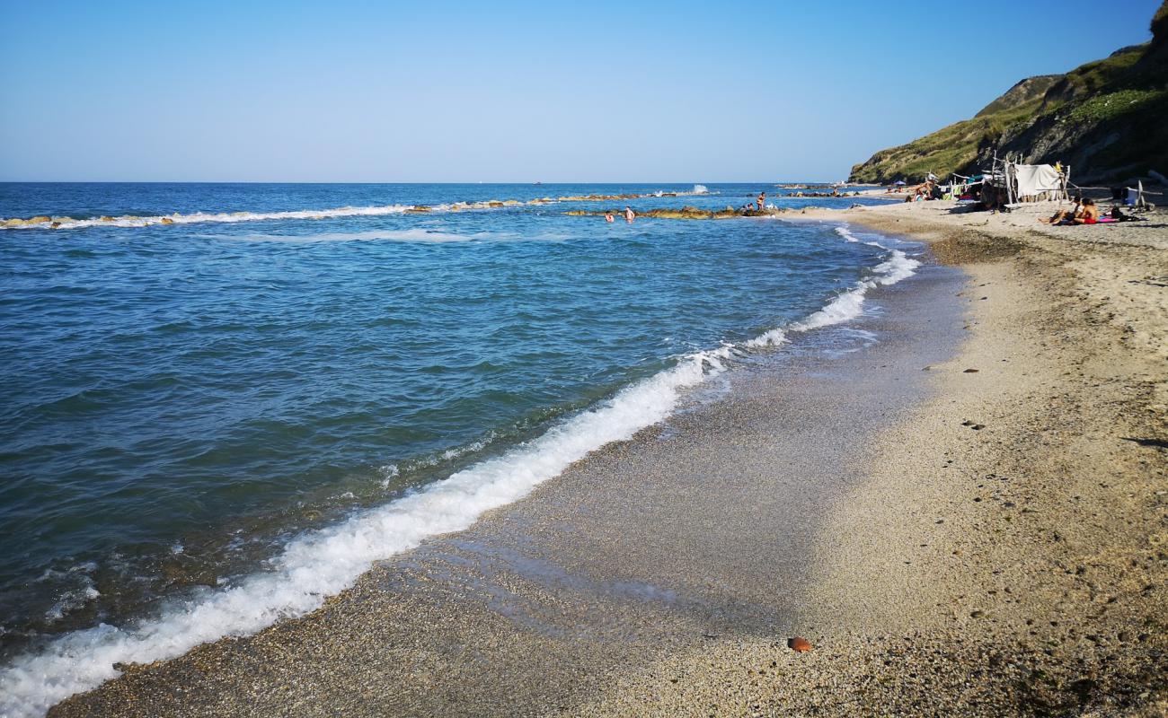 Spiaggia di Casteldimezzo'in fotoğrafı bej kum ve çakıl yüzey ile