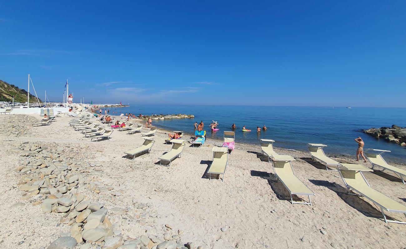 Baia Vallugola Beach'in fotoğrafı bej çakıl yüzey ile