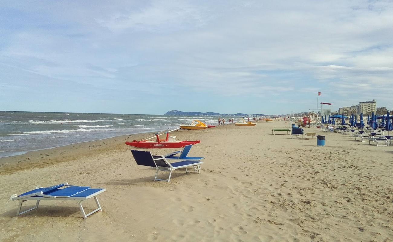 Spiaggia Riccione'in fotoğrafı açık bej kum yüzey ile