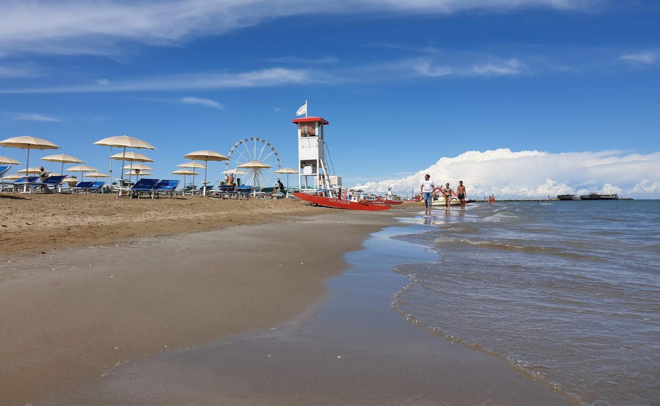 Rimini beach'in fotoğrafı parlak ince kum yüzey ile