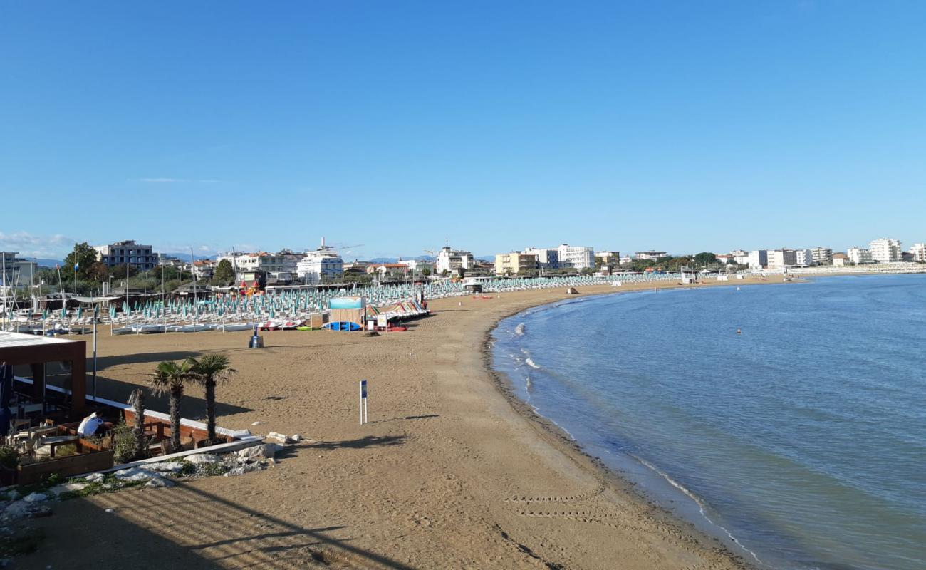 Spiaggia di San Giuliano'in fotoğrafı açık bej kum yüzey ile