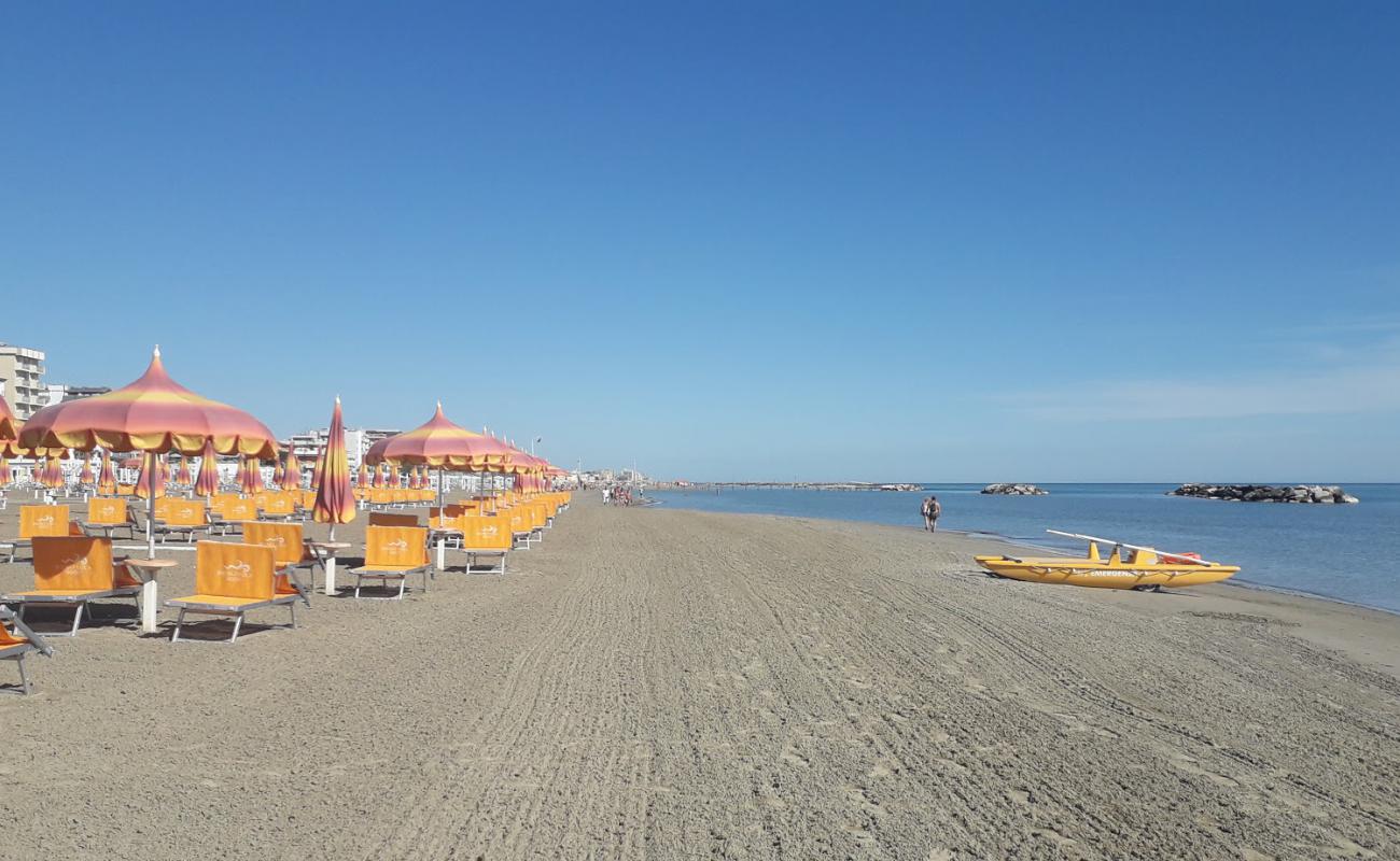 Spiaggia Torre Pedrera'in fotoğrafı açık bej kum yüzey ile