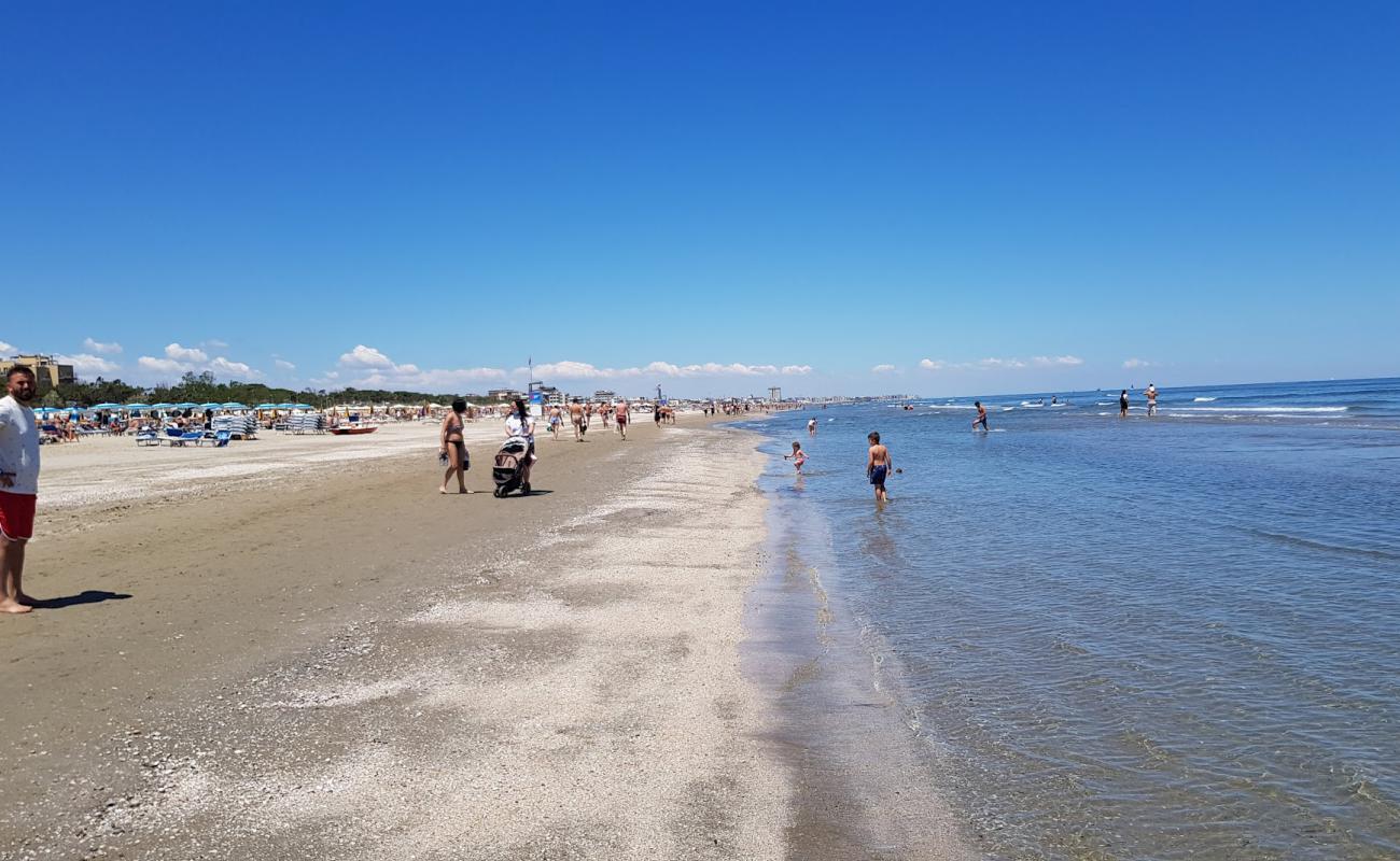 Pinarella di Cervia Beach'in fotoğrafı i̇nce bej kum yüzey ile