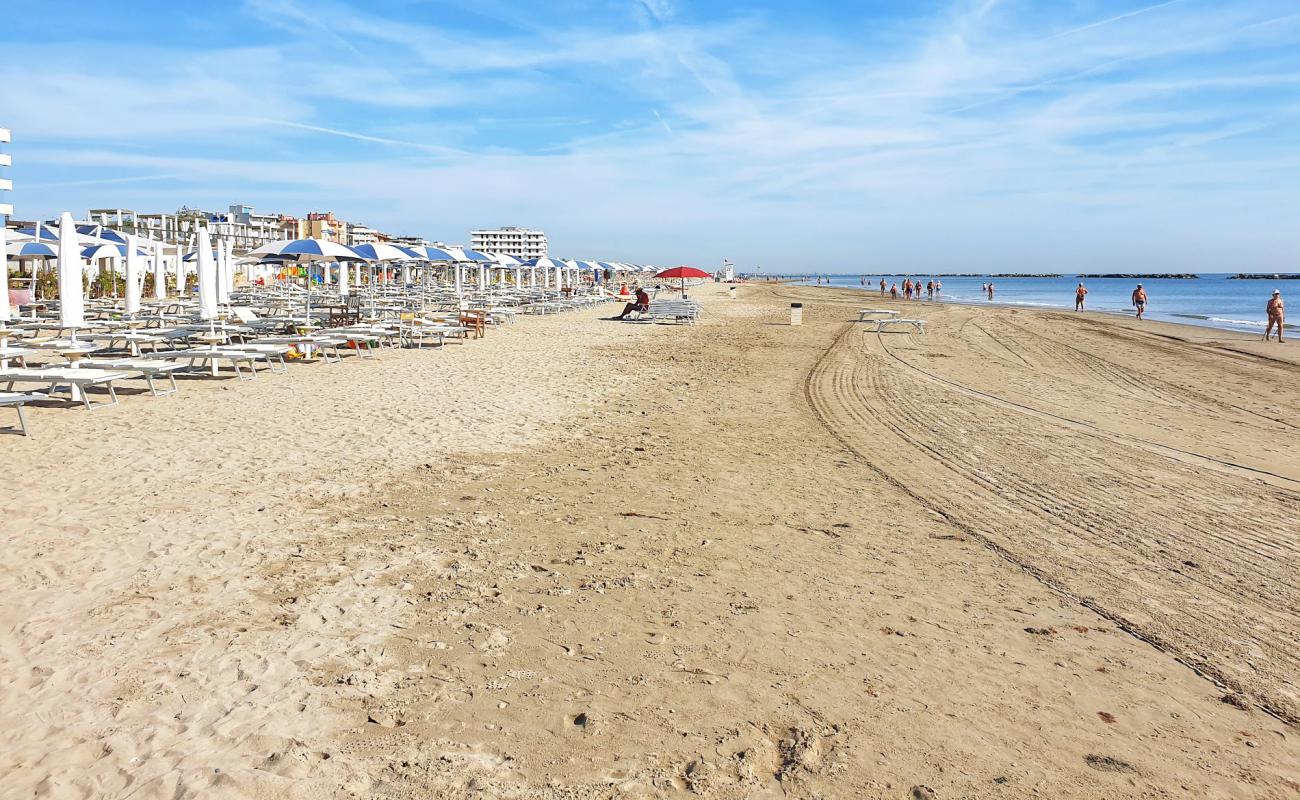 Lido Adriano Plajı'in fotoğrafı parlak kum yüzey ile