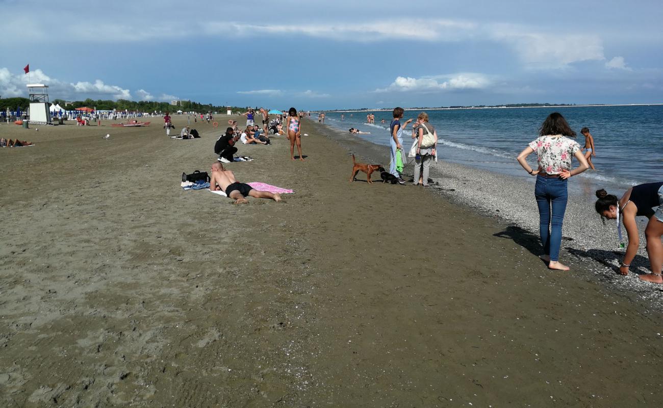 Spiaggia di San Nicoletto'in fotoğrafı açık bej kum yüzey ile