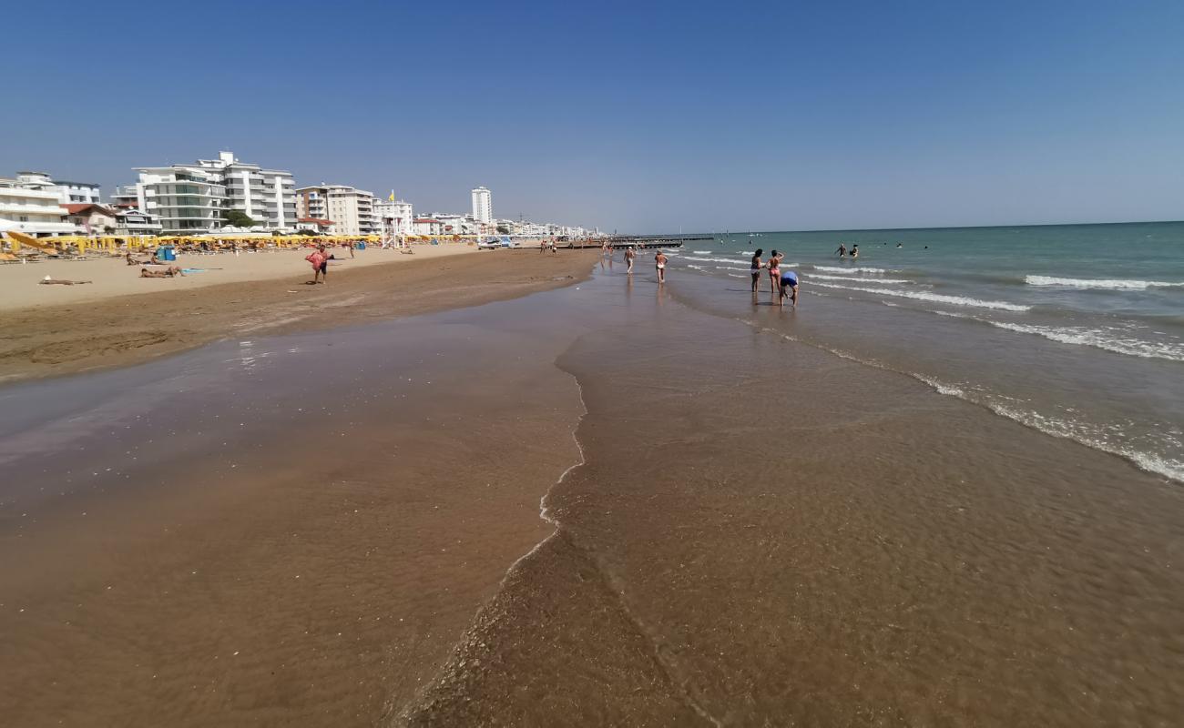 Spiaggia di Jesolo'in fotoğrafı parlak ince kum yüzey ile