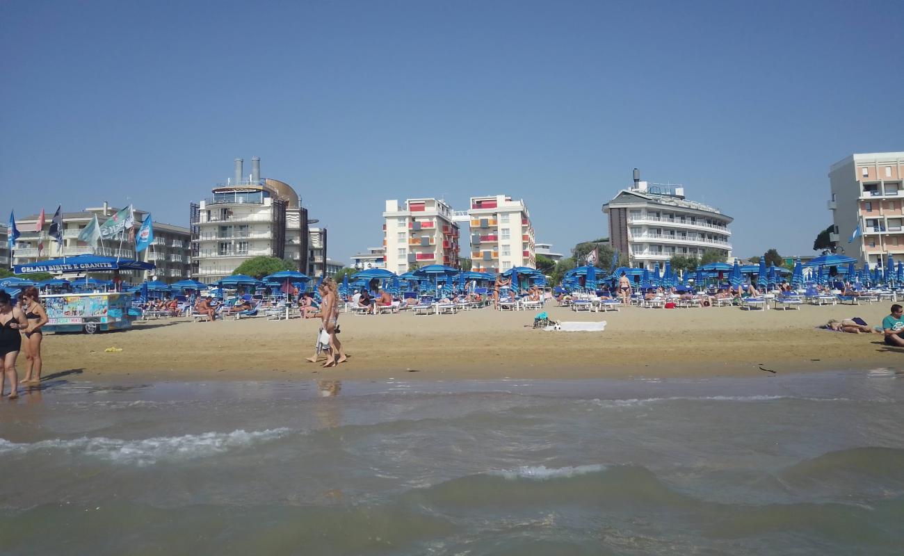 Jesolo Plajı'in fotoğrafı parlak ince kum yüzey ile