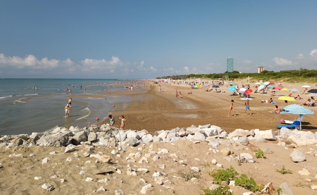 Spiaggia Pineta di Jesolo'in fotoğrafı i̇nce bej kum yüzey ile