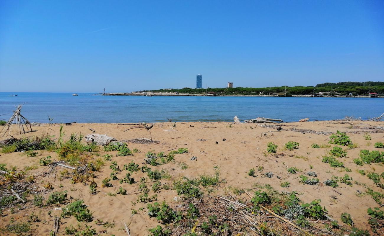 Spiaggia del Mort'in fotoğrafı kahverengi kum yüzey ile