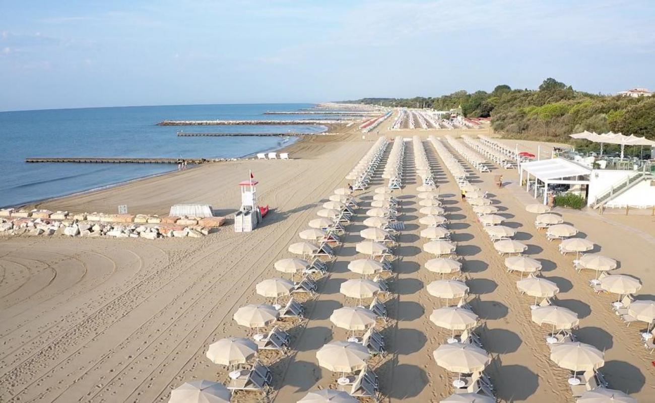 Spiaggia di Duna Verde'in fotoğrafı açık bej kum yüzey ile