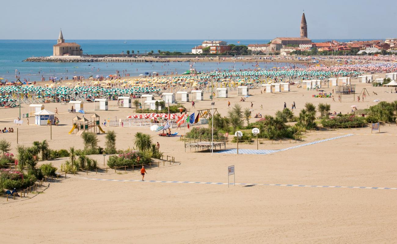 Spiaggia di Levante'in fotoğrafı i̇nce bej kum yüzey ile