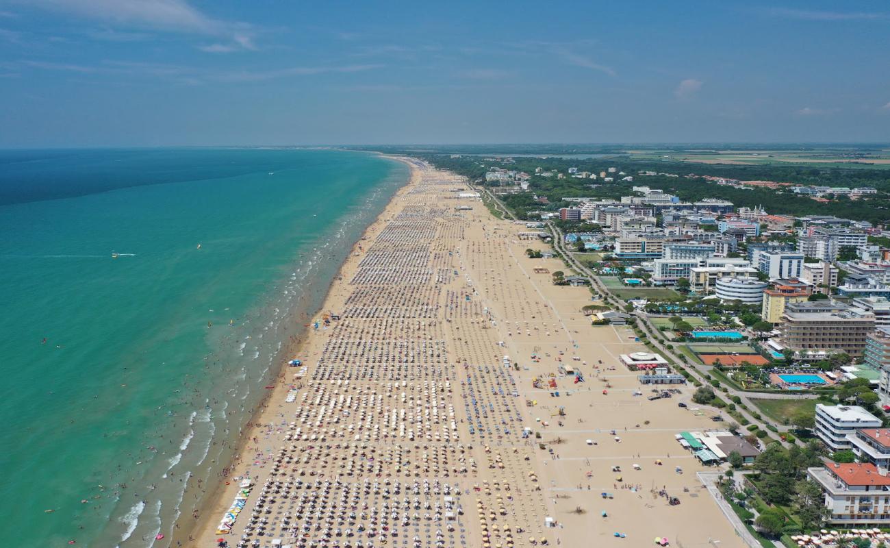 Bibione Plajı'in fotoğrafı i̇nce bej kum yüzey ile