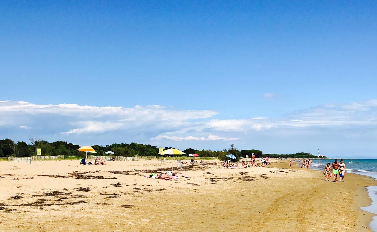 Spiaggia libera Bibione'in fotoğrafı parlak ince kum yüzey ile