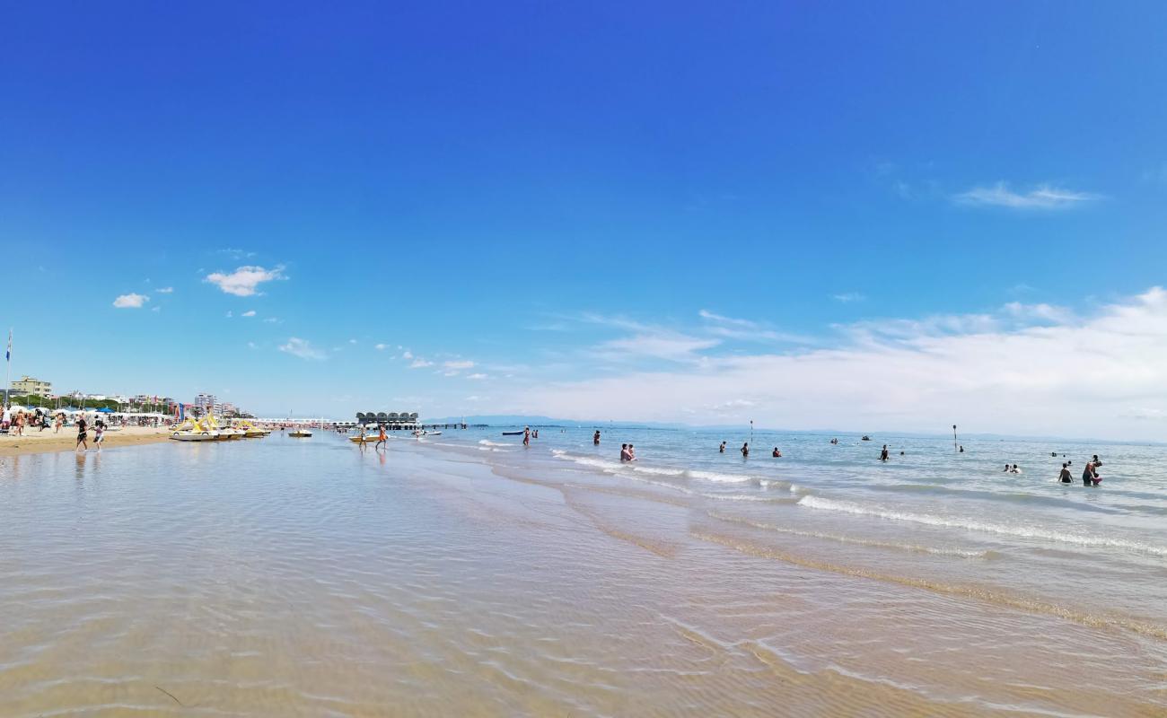 Spiaggia di Lignano Sabbiadoro'in fotoğrafı açık bej kum yüzey ile