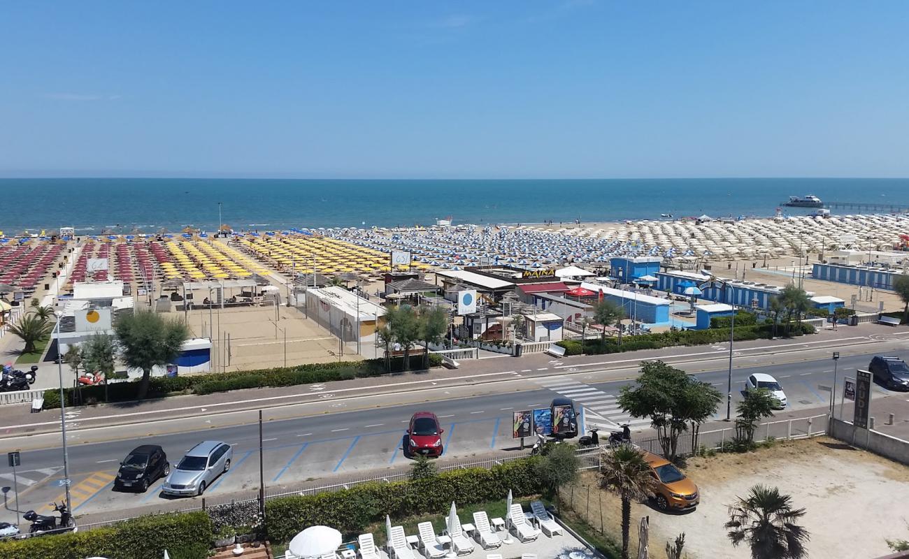 Spiaggia Costa Azzurra'in fotoğrafı açık bej kum yüzey ile