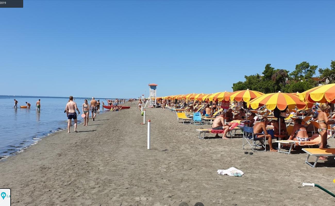 Spiaggia Grado Pineta'in fotoğrafı açık bej kum yüzey ile
