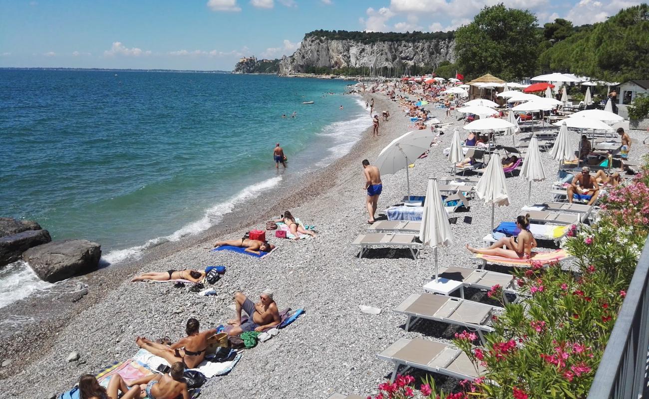 Sistiana Plajı'in fotoğrafı gri çakıl taşı yüzey ile