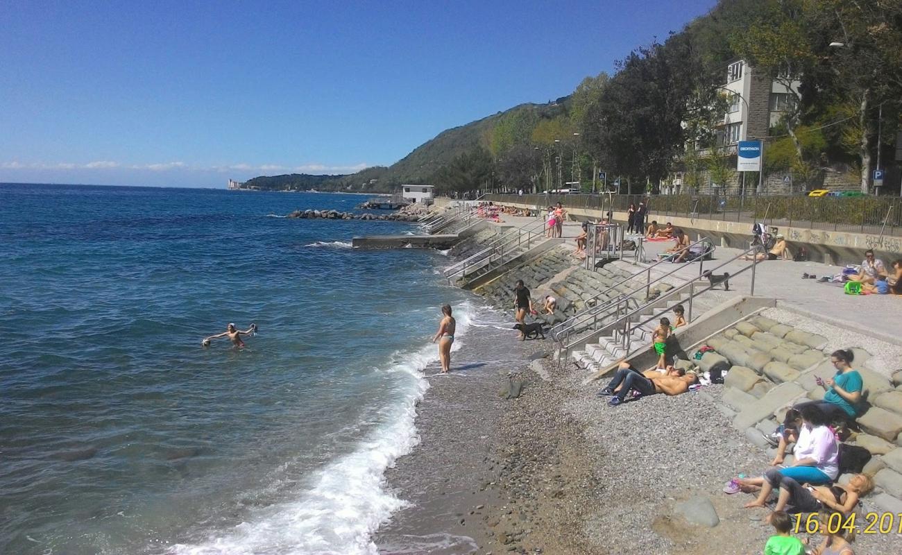 Spiaggia di Barcola'in fotoğrafı bej çakıl yüzey ile