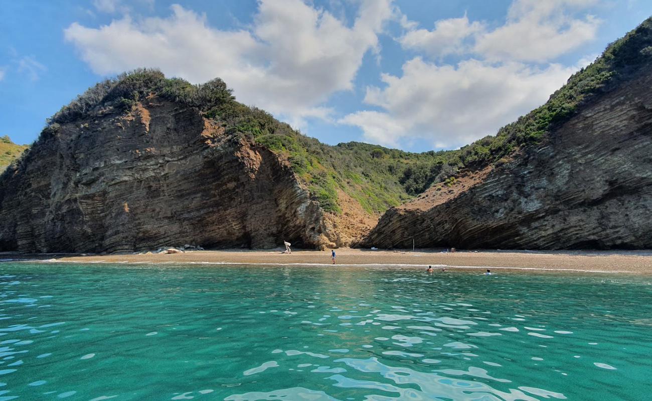 Zupignano beach'in fotoğrafı küçük kahverengi çakıllar yüzey ile