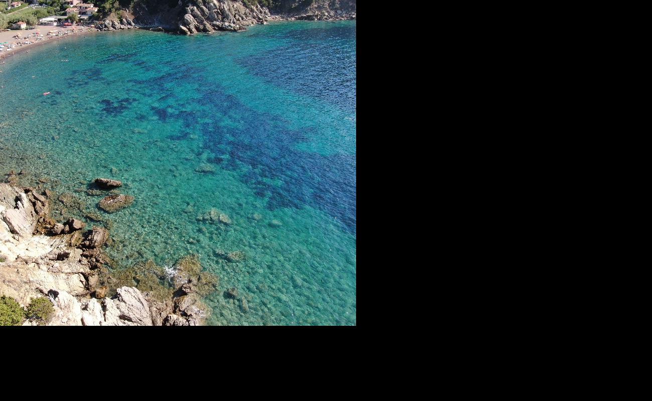 Spiaggia di Nisportino'in fotoğrafı kahverengi çakıl yüzey ile