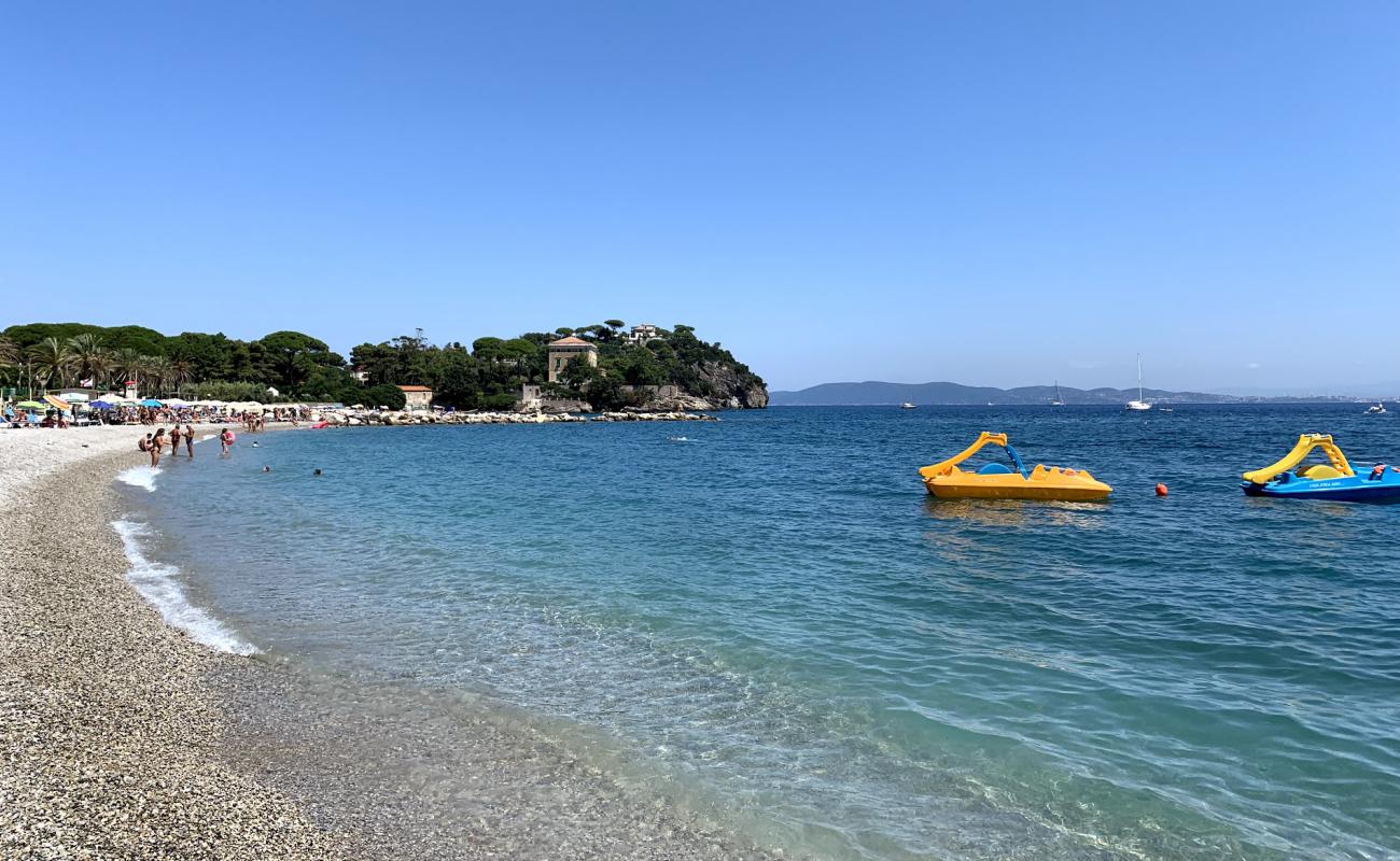 Cavo plajı'in fotoğrafı gri ince çakıl taş yüzey ile