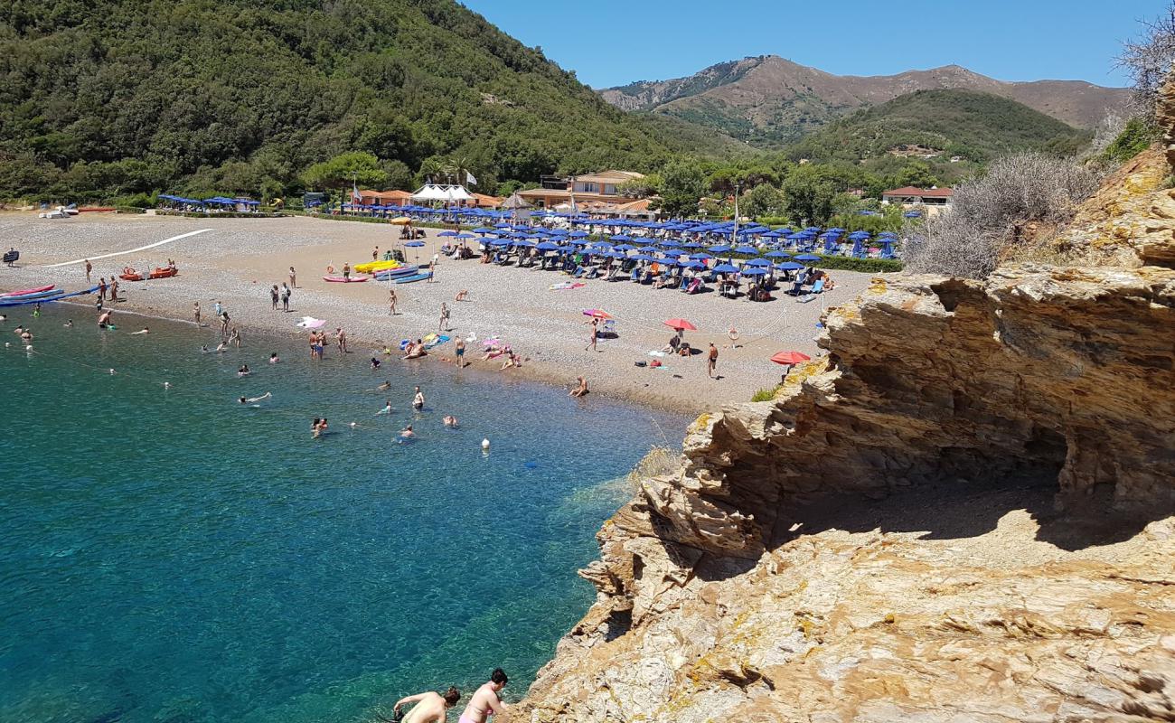 Ortano beach'in fotoğrafı bej çakıl yüzey ile