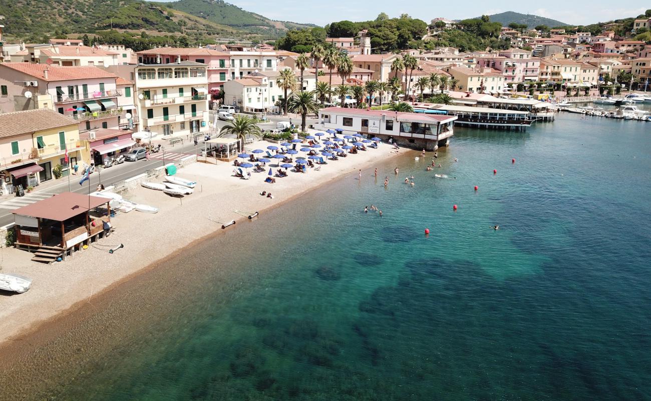 Rossa beach'in fotoğrafı çakıl ile kum yüzey ile