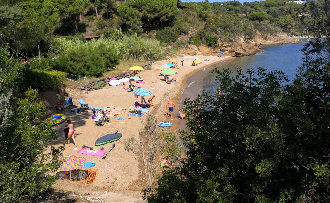 Ferrato beach'in fotoğrafı küçük bej çakıl yüzey ile