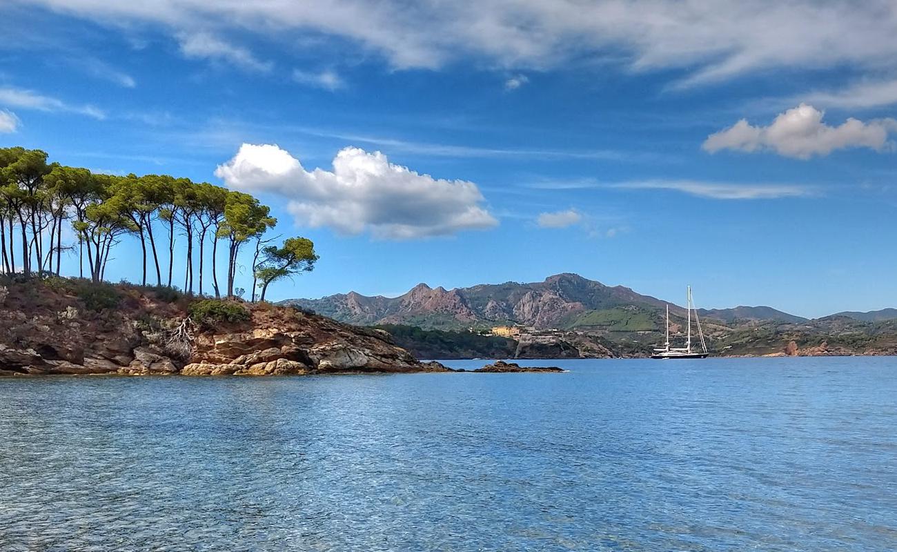 Istia beach'in fotoğrafı bej kabuklu kum yüzey ile