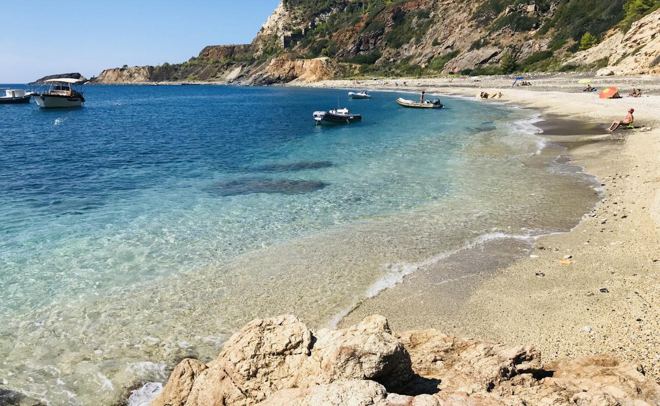 Cannello beach'in fotoğrafı taşlı kum yüzey ile