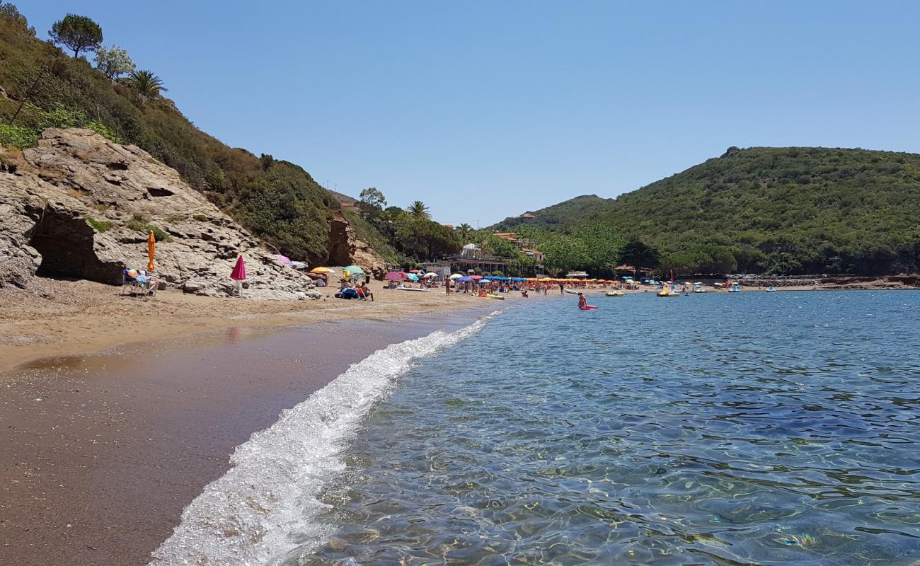 Cala dell'Innamorata'in fotoğrafı kahverengi kum yüzey ile