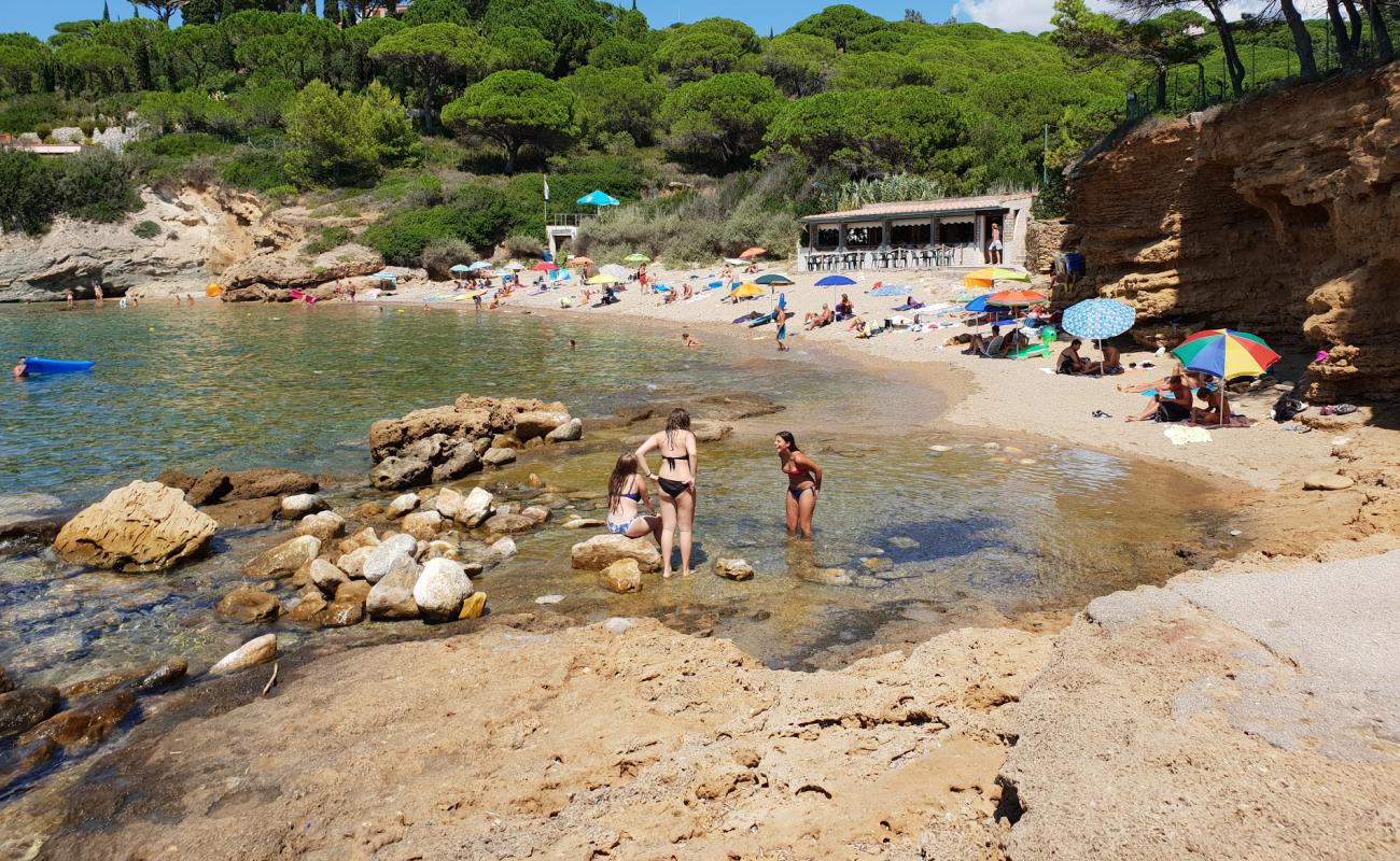 Spiaggia Madonna delle Grazie'in fotoğrafı bej kum ve çakıl yüzey ile
