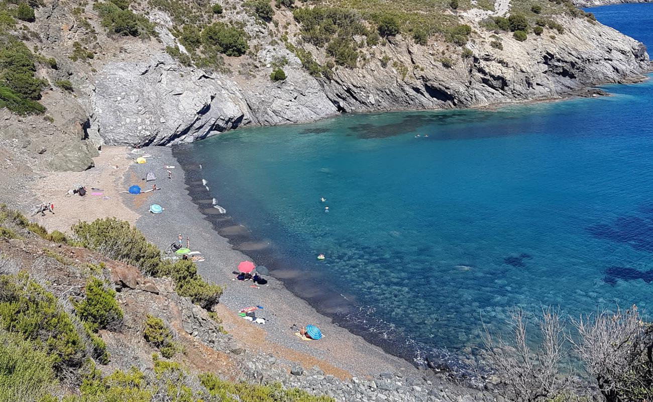 Spiaggia Le Tombe'in fotoğrafı gri çakıl taşı yüzey ile