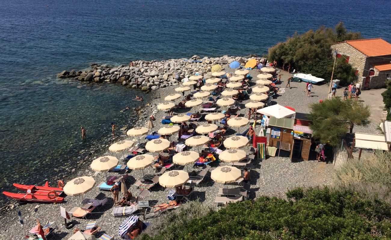 Spiaggia Del Relitto'in fotoğrafı taşlar yüzey ile