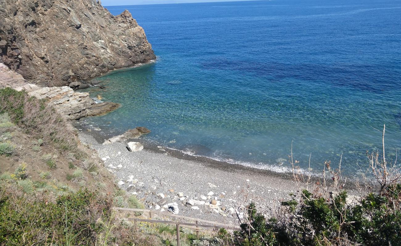 Punta Polveriera'in fotoğrafı gri çakıl taşı yüzey ile