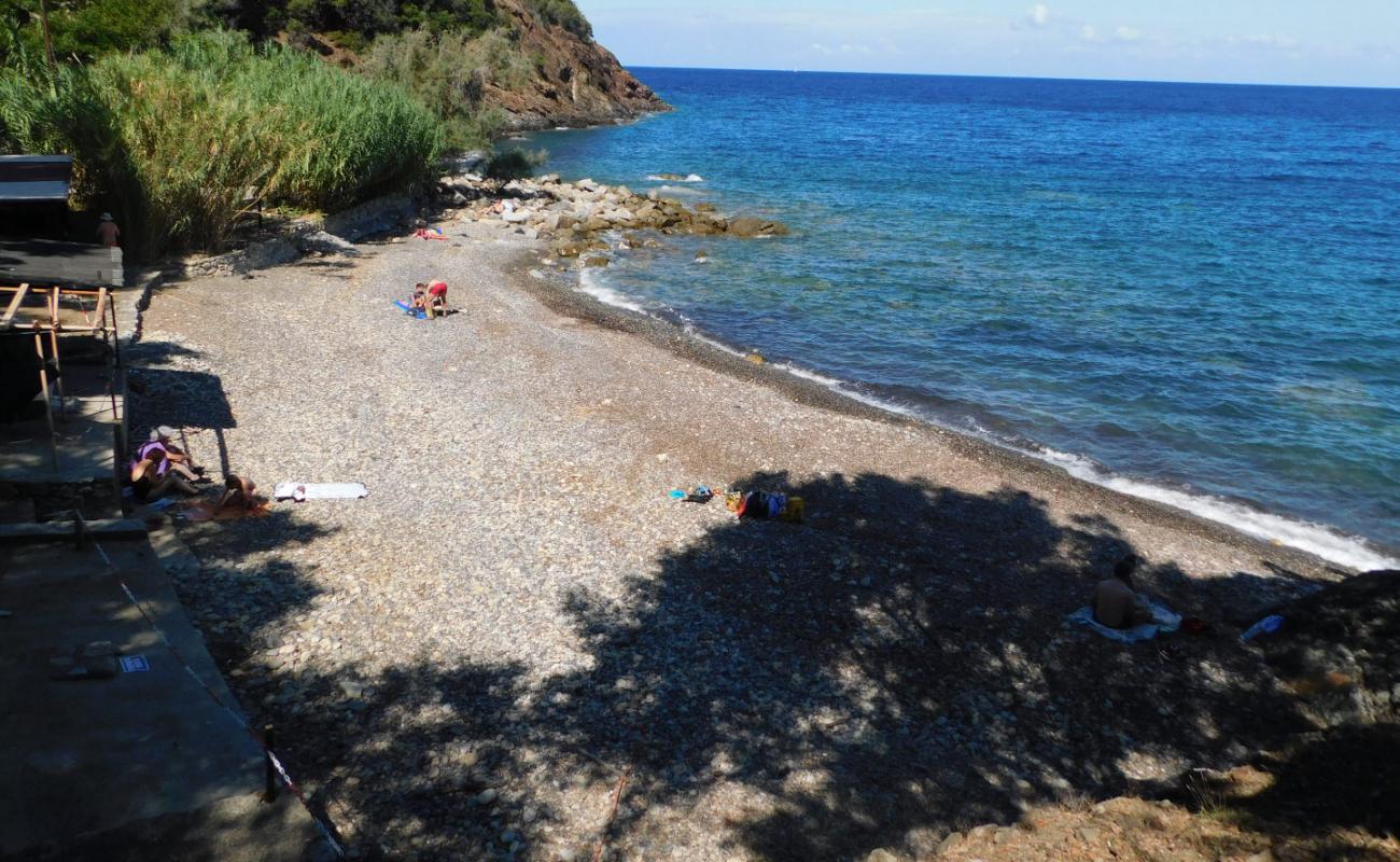 Spiaggia della Cala'in fotoğrafı gri çakıl taşı yüzey ile