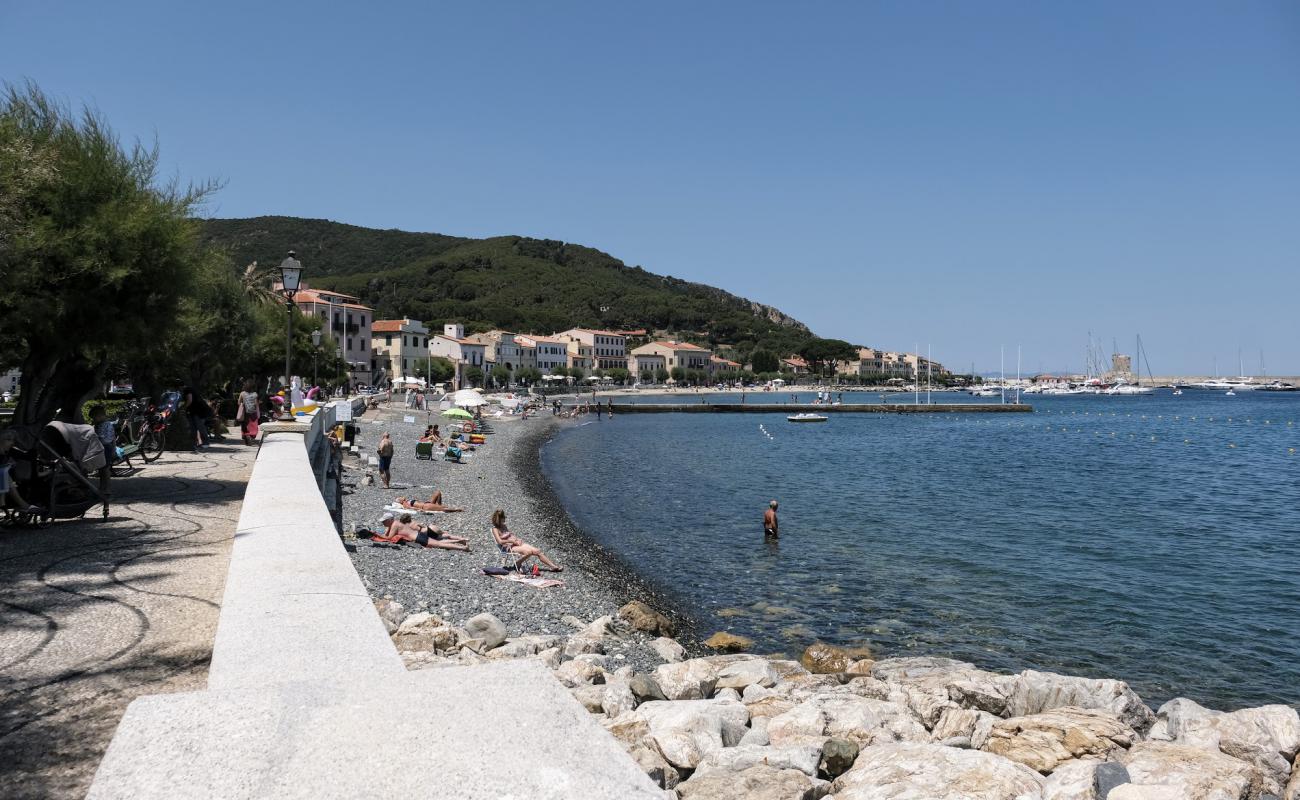 Marciana Marina'in fotoğrafı gri çakıl taşı yüzey ile