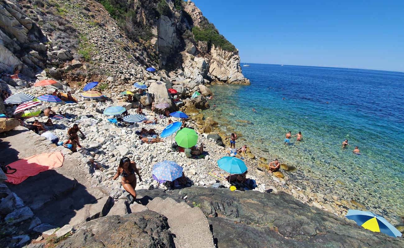 Spiaggia della Crocetta'in fotoğrafı taşlar yüzey ile