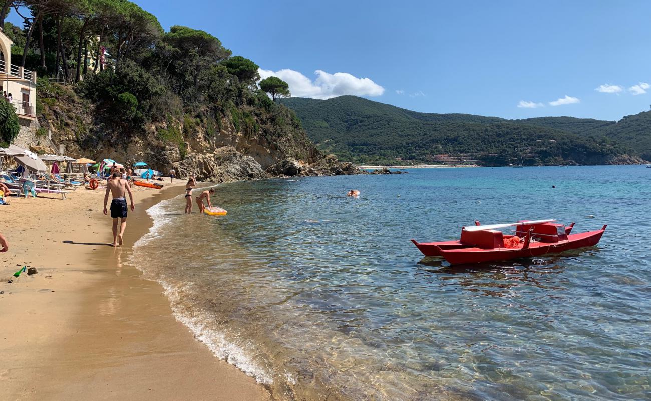 Forno Plajı'in fotoğrafı parlak kum yüzey ile