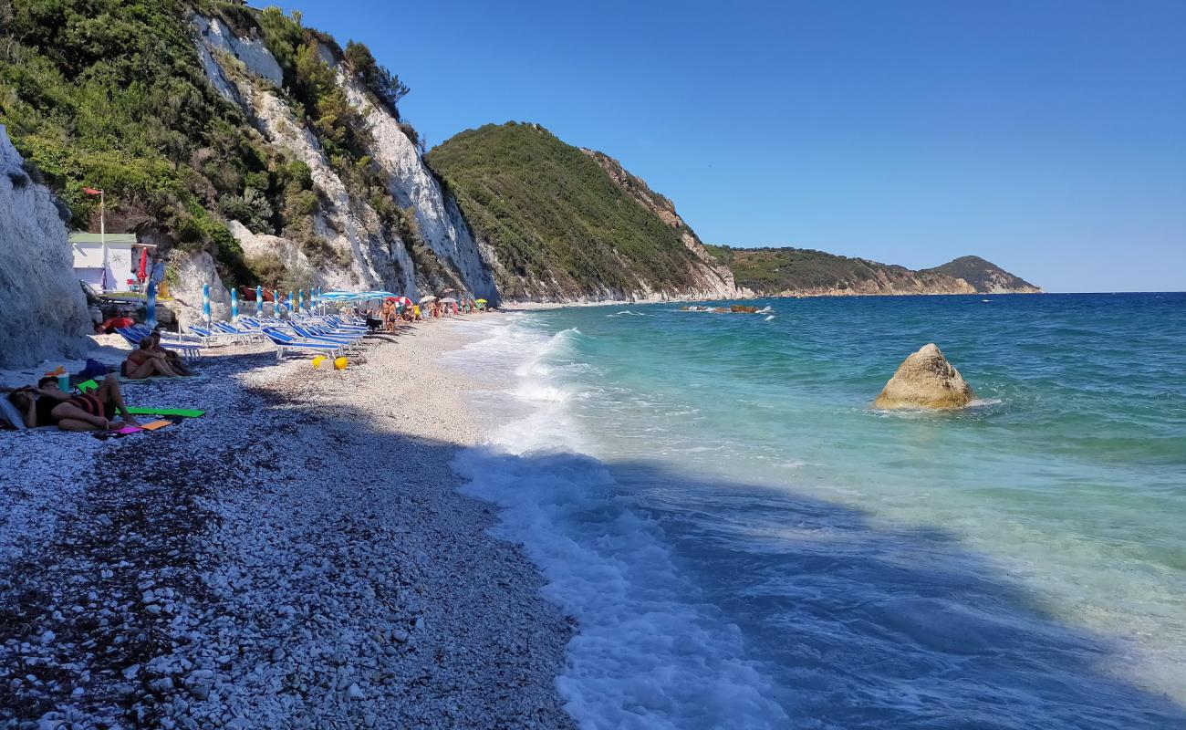 Sottobomba Plajı'in fotoğrafı beyaz çakıl taş yüzey ile