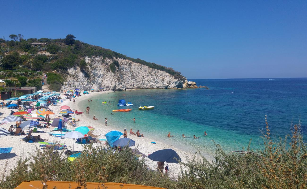 Spiaggia Della Padulella'in fotoğrafı beyaz çakıl taş yüzey ile