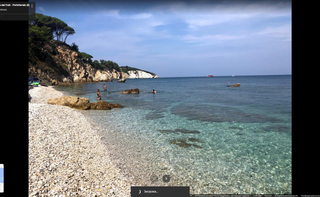 Cala dei Frati'in fotoğrafı uçurumlarla desteklenmiş