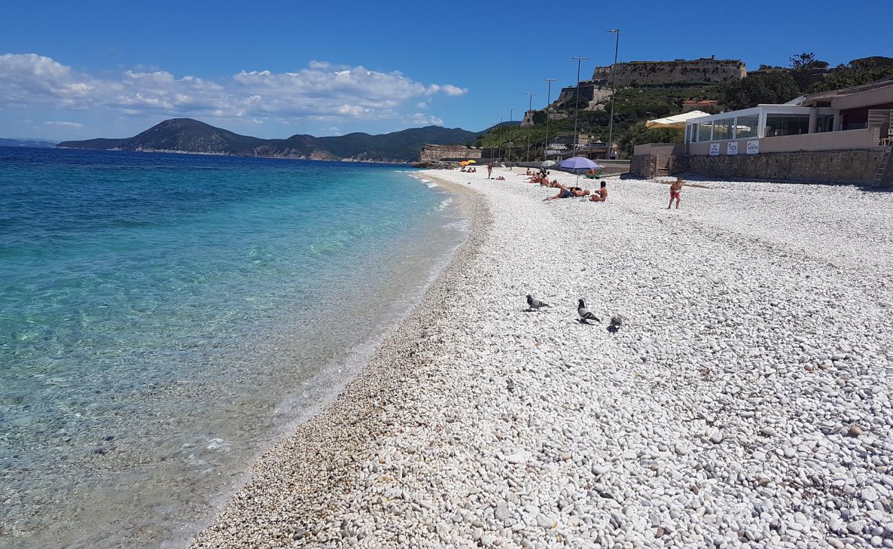 Spiaggia delle Ghiaie'in fotoğrafı beyaz ince çakıl yüzey ile