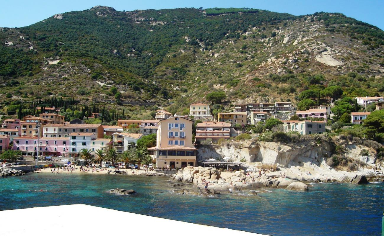 Cala del Lazzaretto'in fotoğrafı açık bej kum yüzey ile