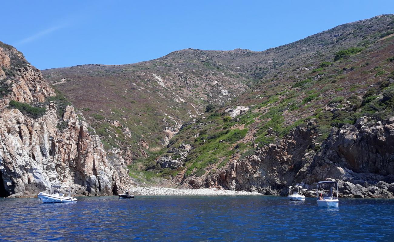 Corvo Beach'in fotoğrafı gri çakıl taşı yüzey ile