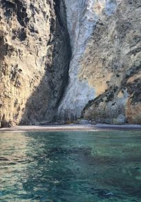 Palmarola Adası