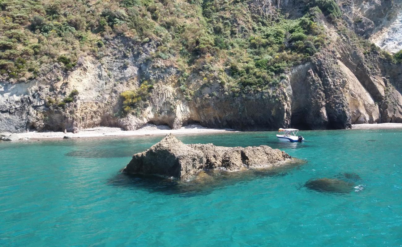 Spiaggia di Vricci'in fotoğrafı beyaz çakıl taş yüzey ile