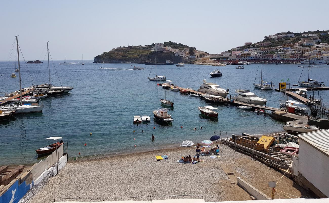 Spiaggia di Santa Maria'in fotoğrafı çakıl ile kum yüzey ile