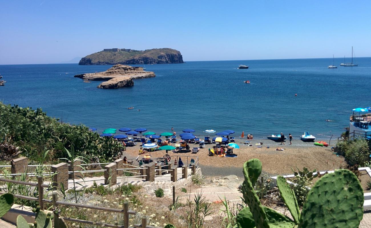 Cala Nave'in fotoğrafı dağlarla çevrili