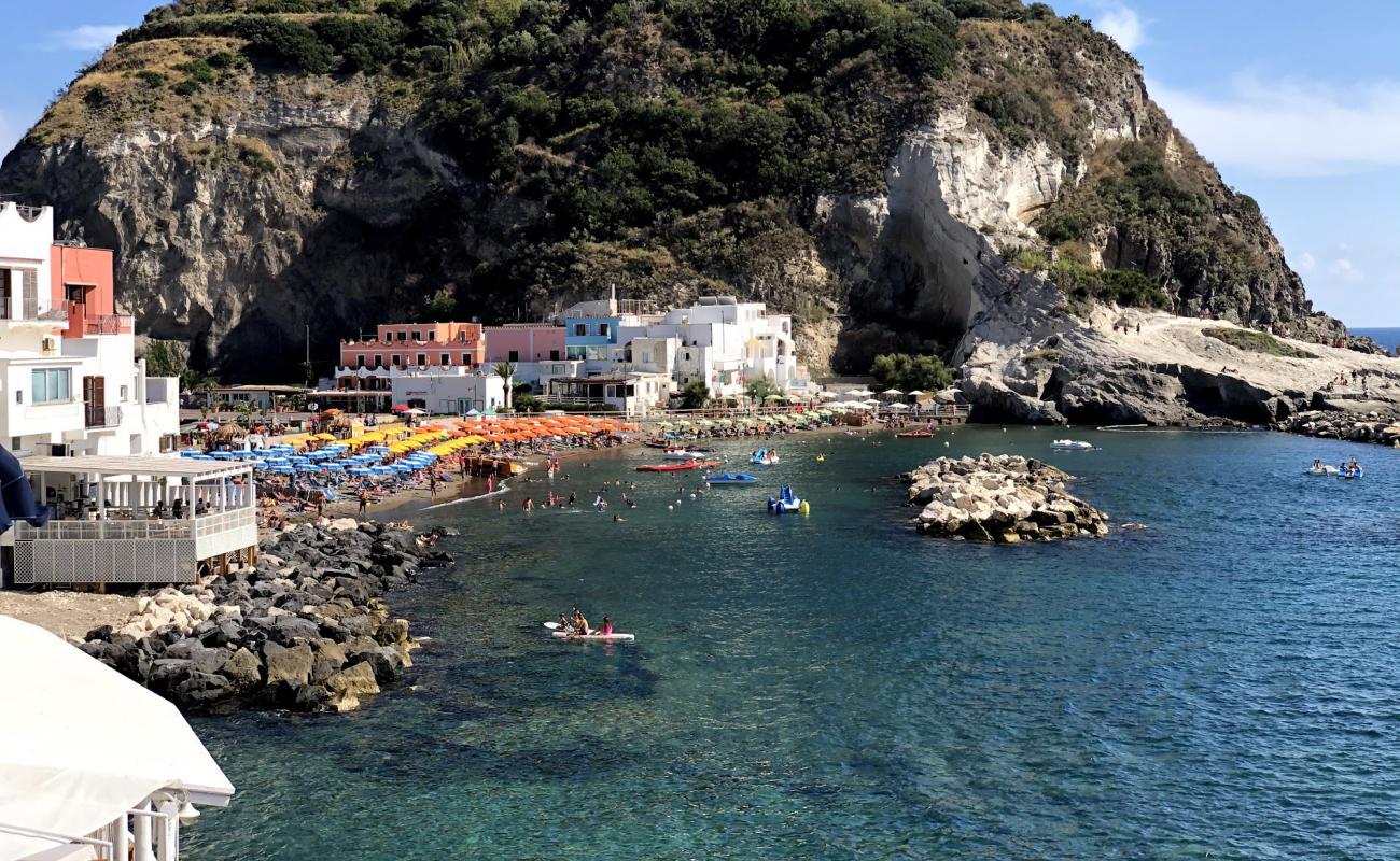 Spiaggia di Sant'Angelo'in fotoğrafı kahverengi kum yüzey ile